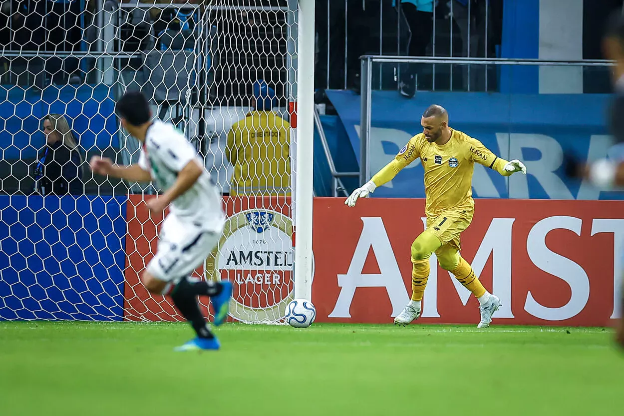 Ex-dirigente do Grêmio destaca atitude de Weverton com Kannemann durante vitória Kannemann no Grêmio