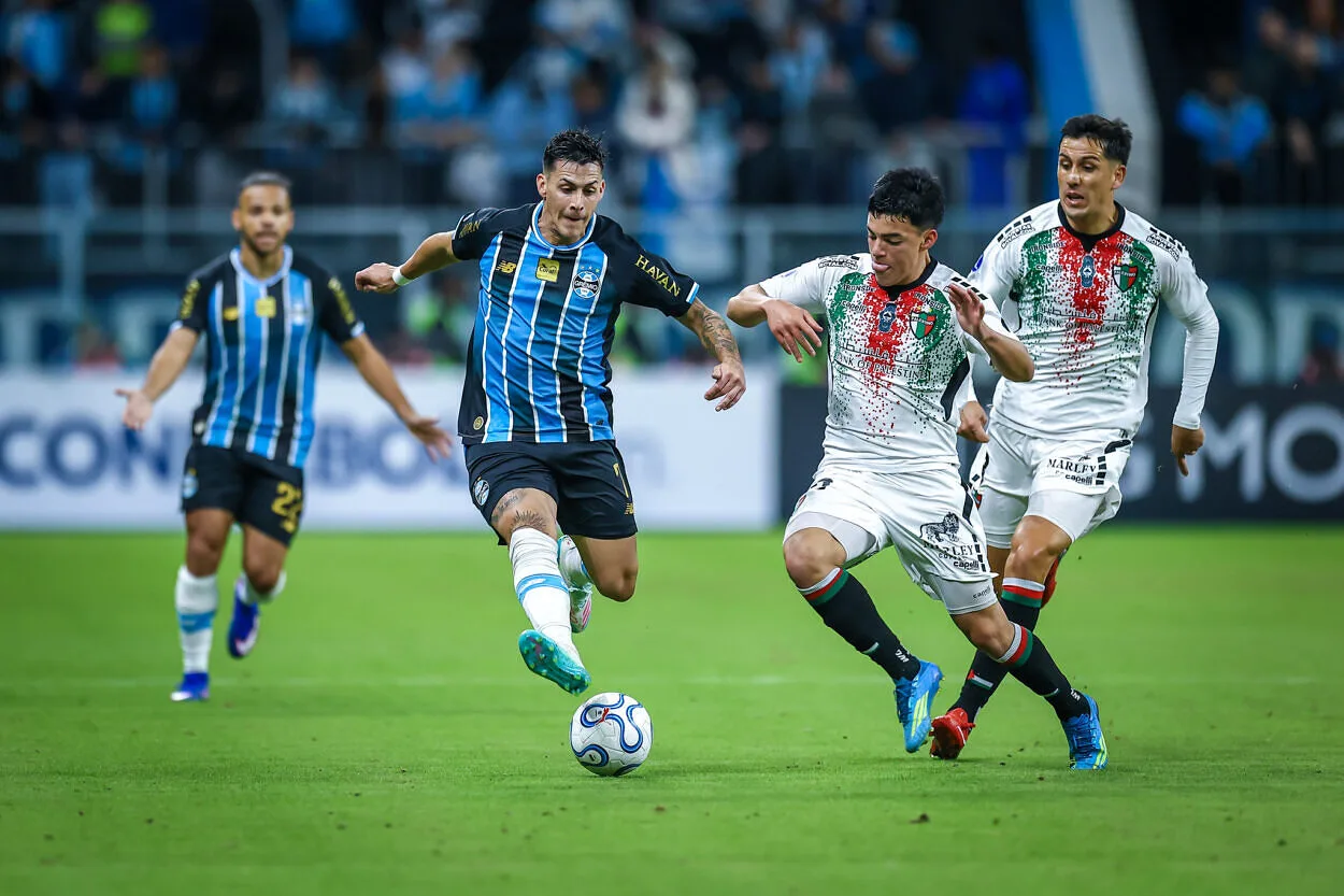 Pavón empolga colegas de Grêmio no vestiário após golaço: "Muita felicidade" Pavón pelo Grêmio