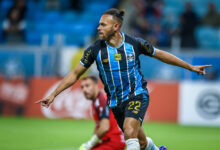 RS - FUTEBOL/CONMEBOL SULAMERICANA 2026 /GREMIO X PALESTINO - ESPORTES - Lance da partida entre Grêmio e Palestino, disputada na noite desta quarta-feira, na Arena do Grêmio, valida pela Copa Sul-americana 2026. FOTO: LUCAS UEBEL/GREMIO FBPA
