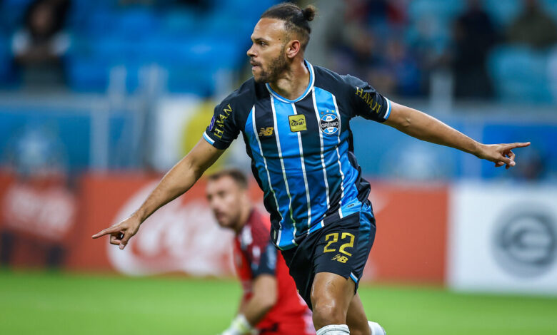 RS - FUTEBOL/CONMEBOL SULAMERICANA 2026 /GREMIO X PALESTINO - ESPORTES - Lance da partida entre Grêmio e Palestino, disputada na noite desta quarta-feira, na Arena do Grêmio, valida pela Copa Sul-americana 2026. FOTO: LUCAS UEBEL/GREMIO FBPA