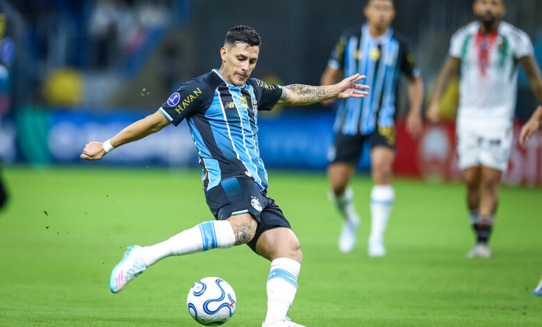 RS - FUTEBOL/CONMEBOL SULAMERICANA 2026 /GREMIO X PALESTINO - ESPORTES - Lance da partida entre Grêmio e Palestino, disputada na noite desta quarta-feira, na Arena do Grêmio, valida pela Copa Sul-americana 2026. FOTO: LUCAS UEBEL/GREMIO FBPA