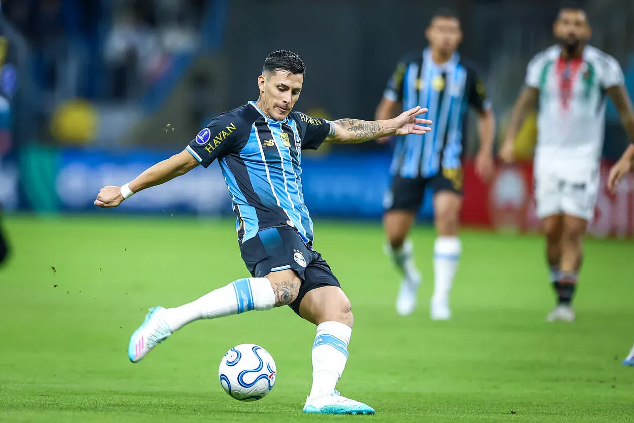 Grêmio vê Pavón encerrar jejum gigante com golaço contra o Palestino RS - FUTEBOL/CONMEBOL SULAMERICANA 2026 /GREMIO X PALESTINO - ESPORTES - Lance da partida entre Grêmio e Palestino, disputada na noite desta quarta-feira, na Arena do Grêmio, valida pela Copa Sul-americana 2026. FOTO: LUCAS UEBEL/GREMIO FBPA