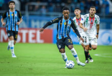 RS - FUTEBOL/CONMEBOL SULAMERICANA 2026 /GREMIO X PALESTINO - ESPORTES - Lance da partida entre Grêmio e Palestino, disputada na noite desta quarta-feira, na Arena do Grêmio, valida pela Copa Sul-americana 2026. FOTO: LUCAS UEBEL/GREMIO FBPA