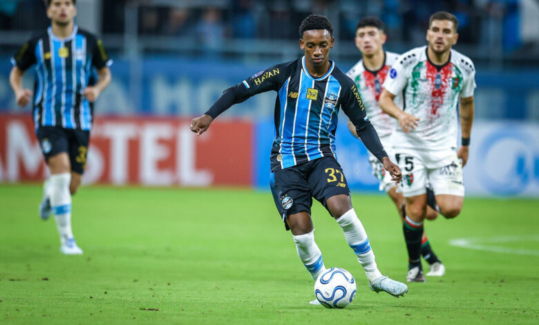 RS - FUTEBOL/CONMEBOL SULAMERICANA 2026 /GREMIO X PALESTINO - ESPORTES - Lance da partida entre Grêmio e Palestino, disputada na noite desta quarta-feira, na Arena do Grêmio, valida pela Copa Sul-americana 2026. FOTO: LUCAS UEBEL/GREMIO FBPA