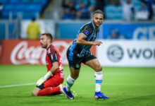 Braithwaite aceita jogar mais atrás para ser titular com Carlos Vinícius: "Não sou o técnico" Braithwaite pelo Grêmio