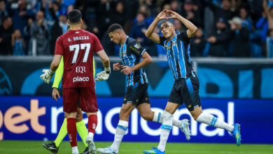 Carlos Vinícius faz dois, Tetê decide e Grêmio derruba o Santos na Arena Carlos Vinícius, Grêmio
