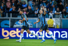 Vídeo: a "troca de carinhos" entre Carlos Vinícius e Gabigol após gol do Grêmio Carlos Vinícius pelo Grêmio