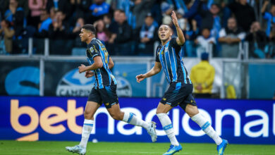 Vídeo: a "troca de carinhos" entre Carlos Vinícius e Gabigol após gol do Grêmio Carlos Vinícius pelo Grêmio