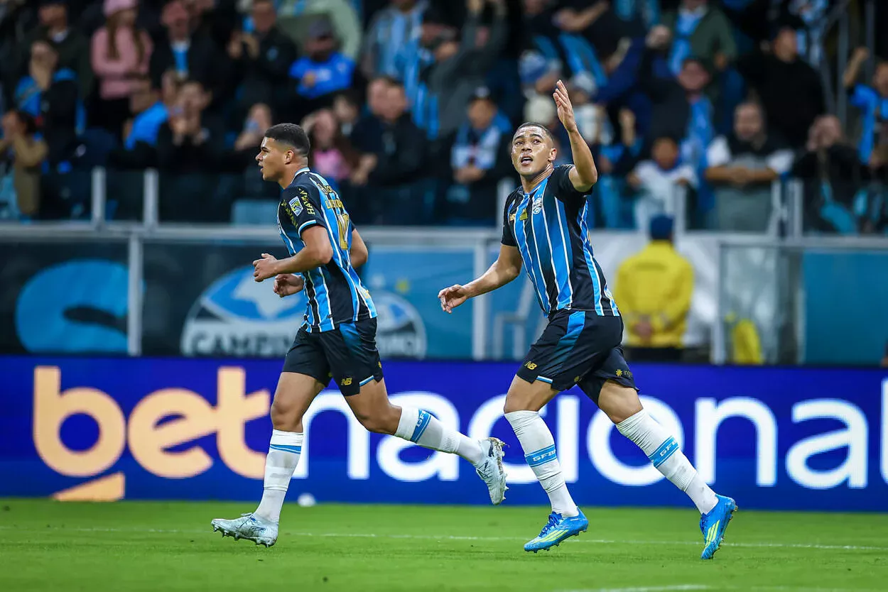 Vídeo: a "troca de carinhos" entre Carlos Vinícius e Gabigol após gol do Grêmio Carlos Vinícius pelo Grêmio