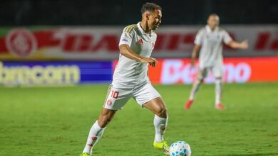 Inter erra demais, leva 2x0 do Vitória e vê invencibilidade de 7 jogos cair Alan Patrick, jogador do Inter contra o Vitória