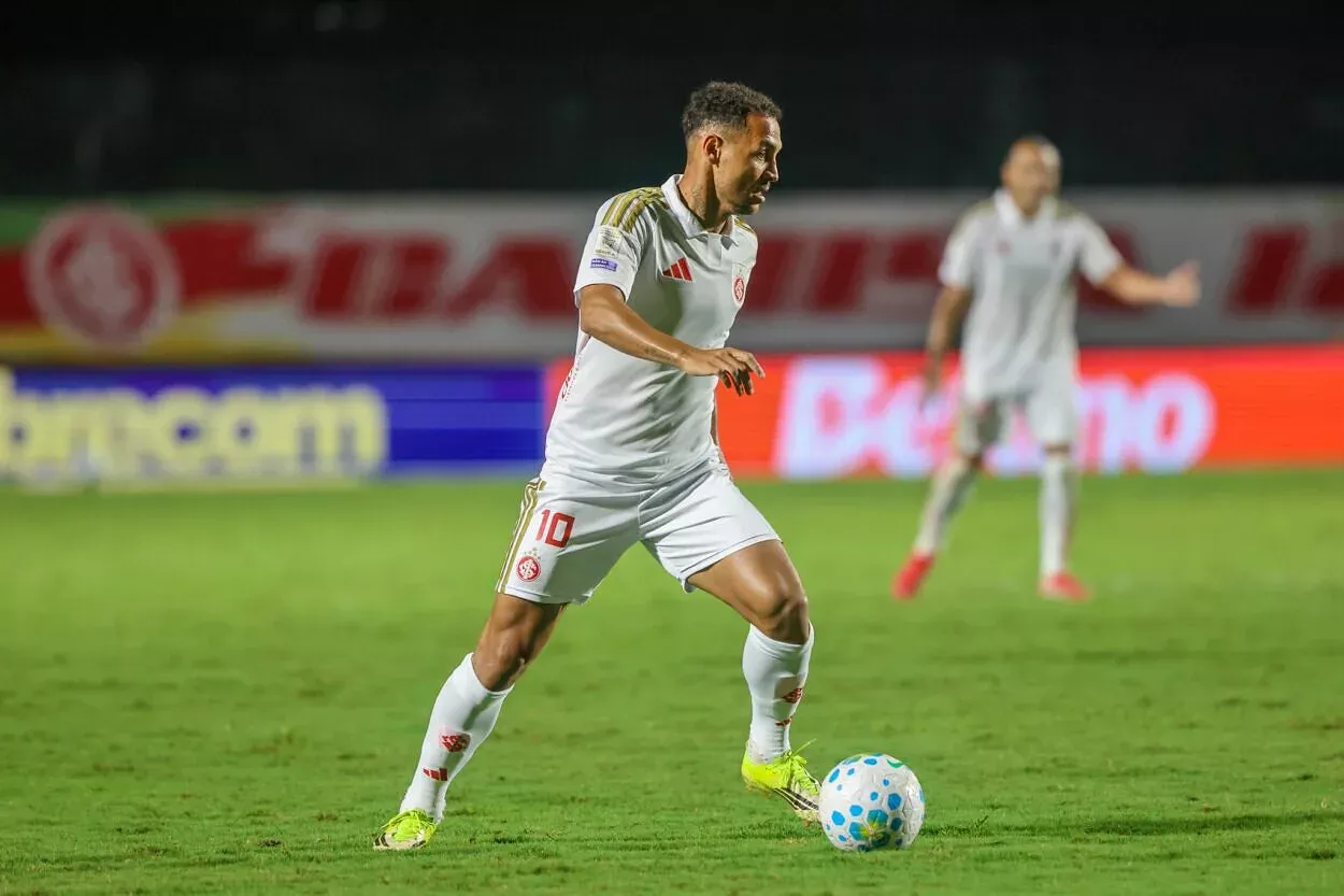 Alan Patrick, jogador do Inter contra o Vitória