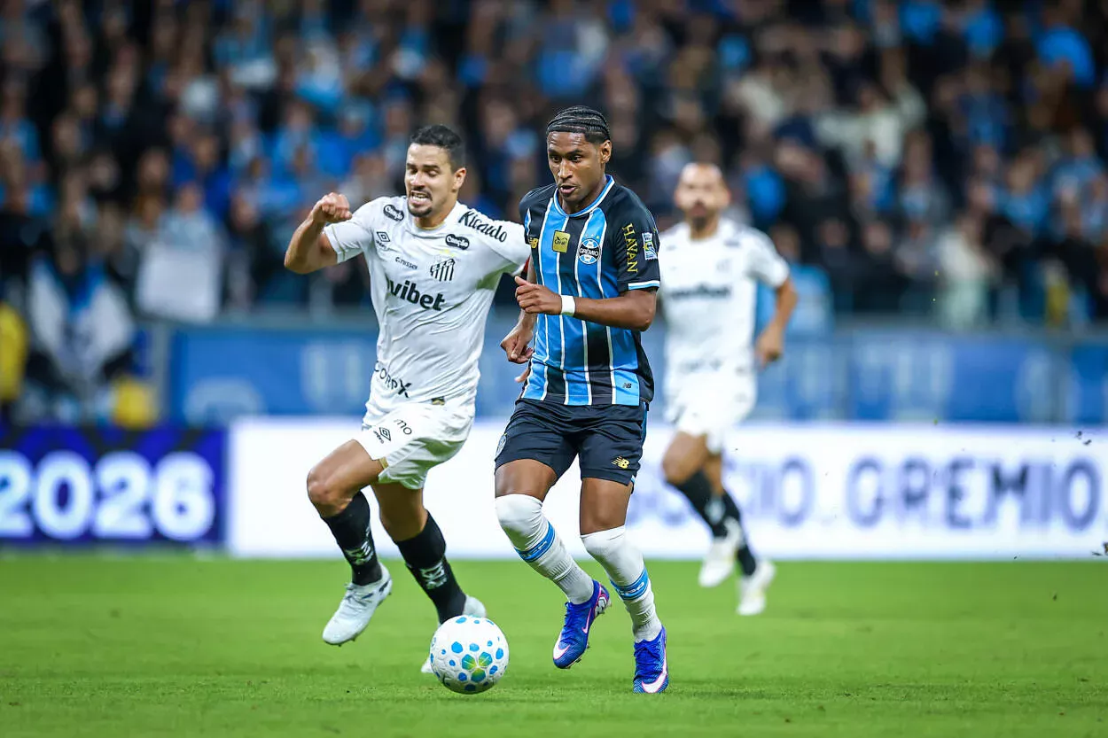 Grêmio publica vídeo de pênalti não dado e diz que lance foi "claro e objetivo" Grêmio reclama