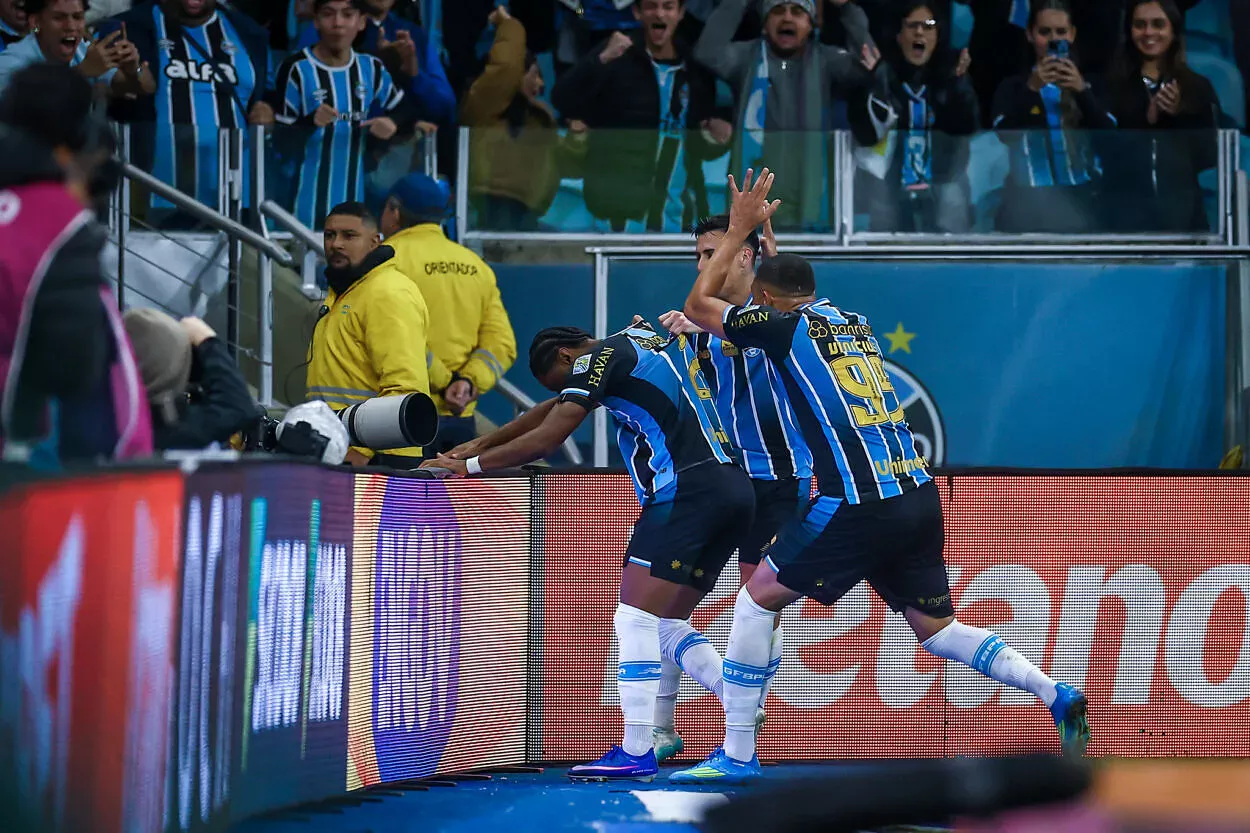 Vídeo mostra zagueiro do Grêmio gritando para Gabigol depois do gol de Tetê Grêmio hoje