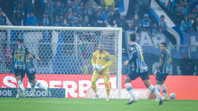Feliz com Copa do Mundo, Weverton canta e pula com a torcida do Grêmio; assista Weverton no Grêmio