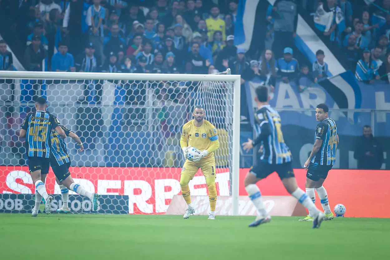 Feliz com Copa do Mundo, Weverton canta e pula com a torcida do Grêmio; assista Weverton no Grêmio