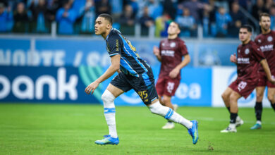 Vídeo aproximado mostra irritação enorme de centroavante do Grêmio com árbitro Grêmio hoje