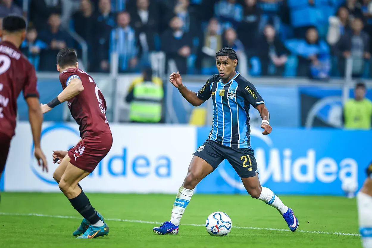 Tetê celebra evolução individual no Grêmio e diz o que faltou para a vitória na Arena Tetê pelo Grêmio