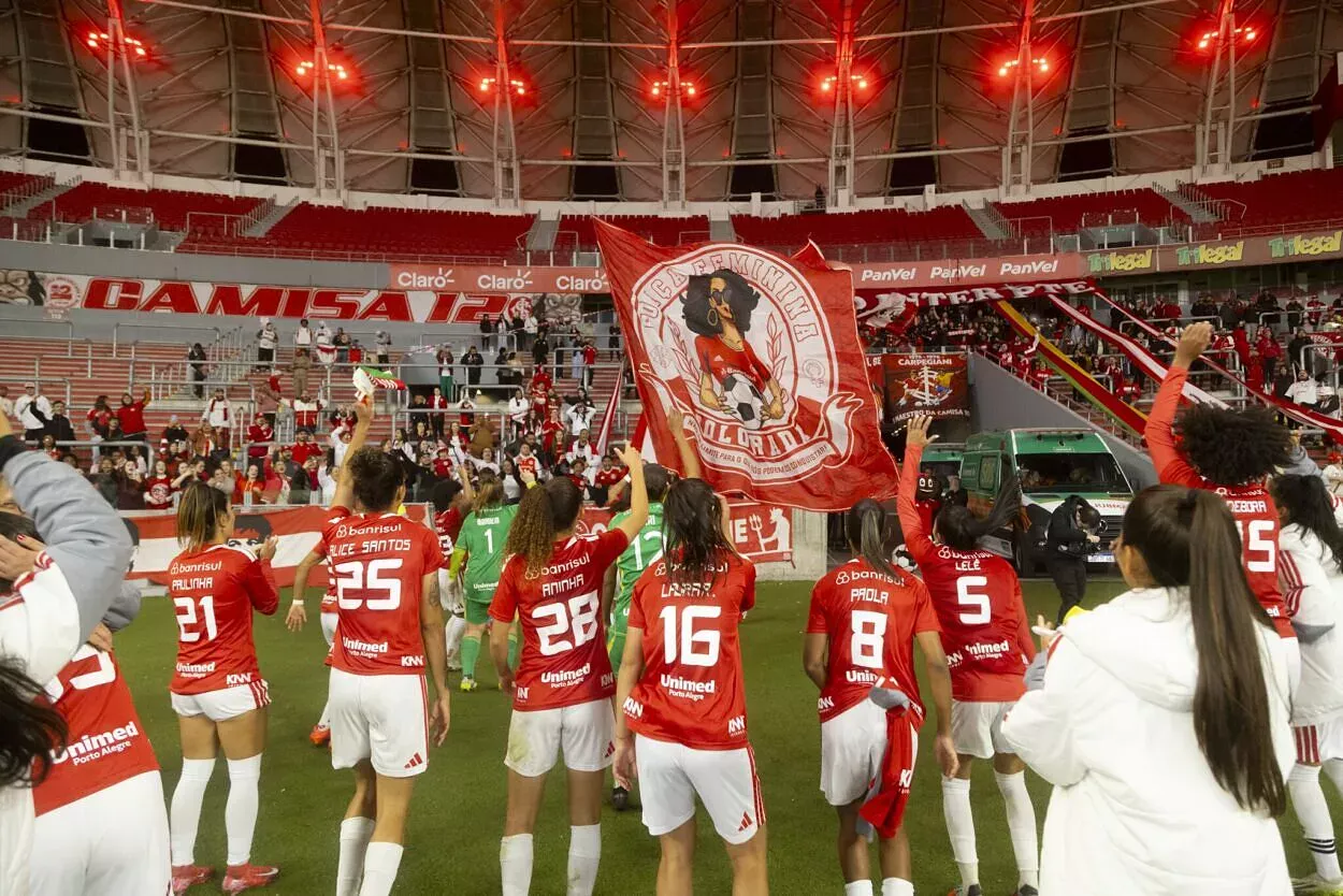 RS - FUTEBOL/COPA DO BRASIL FEMININA 2026/ INTERNACIONAL X GREMIO - ESPORTES - Lance da partida entre Internacional x Grêmio disputada na noite desta quarta-feira no Estádio Beira-Rio, em Porto Alegre, valida pelo Copa do Brasil Feminina 2026. FOTO: RICARDO DUARTE/INTER