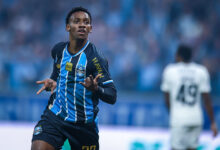 Grêmio sofre apagão, leva 3x1 do Corinthians e sai vaiado da Arena RS - FUTEBOL/CAMPEONATO BRASILEIRO 2026/GREMIO x CORINTHIANS - ESPORTES - Lance da partida entre Gremio e Corinthians disputada na noite deste sabado, na Arena do Gremio, em partida valida pela Campeonato Brasileiro 2026. FOTO: LUCAS UEBEL/GREMIO FBPA
