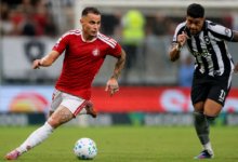 Bruno Gomes, driblando com a camisa do Inter