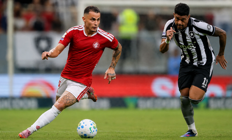 Bruno Gomes, driblando com a camisa do Inter