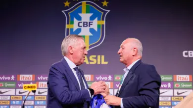 Felipão visita Ancelotti na Seleção Brasileira e goleiro do Grêmio dá recado: "Quero jogar" Felipão entregou a Ancelotti o manto de Zagallo Créditos: Rafael Ribeiro / CBF