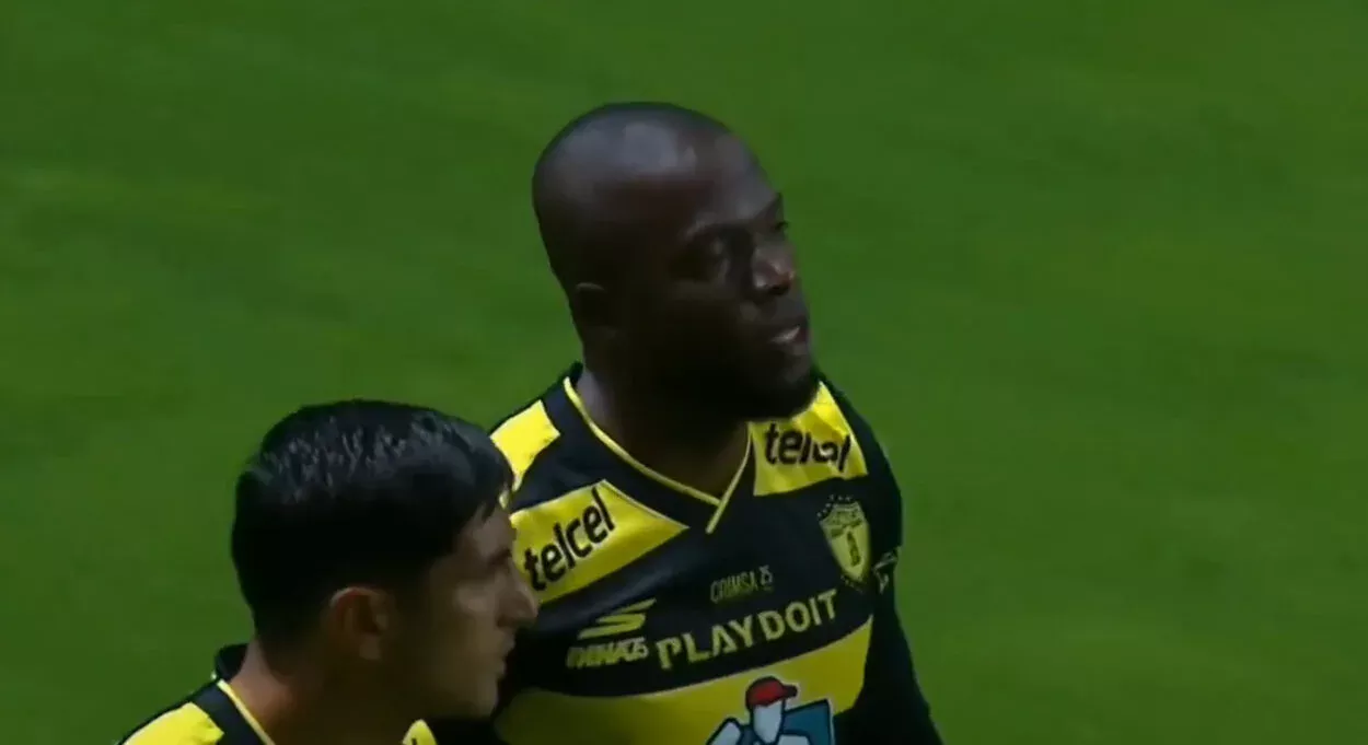 Enner Valencia marca belo gol