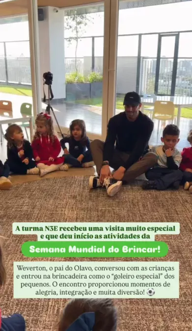 Weverton visita colégio de Porto Alegre e faz a alegria das crianças com "coletiva" e pênaltis