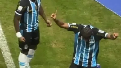 Repórter relata emoção intensa de Tetê após gol pelo Grêmio: "Não conseguia comemorar" Tetê pelo Grêmio