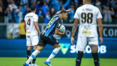 Zagueiro do Santos sai furioso com derrota para o Grêmio: "Temos que ter vergonha na cara" Lucas Uebel/Grêmio