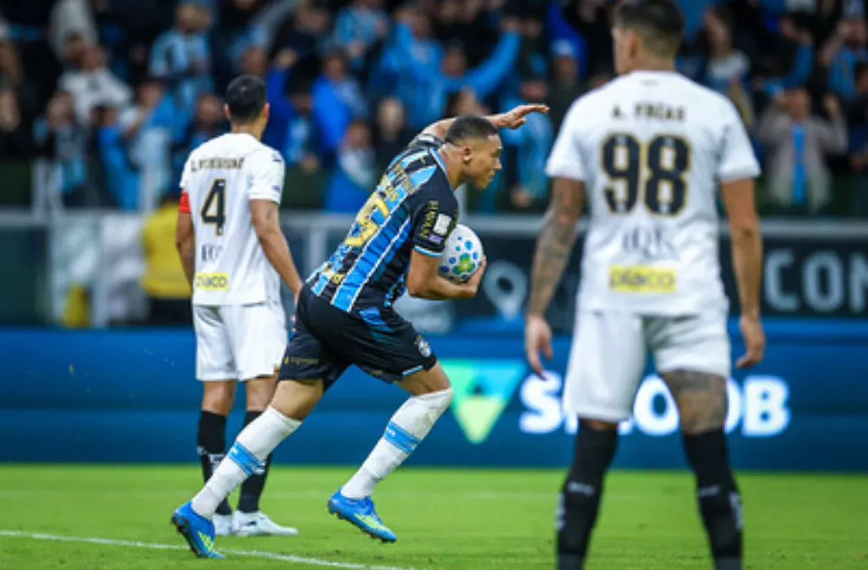 Zagueiro do Santos sai furioso com derrota para o Grêmio: "Temos que ter vergonha na cara" Lucas Uebel/Grêmio