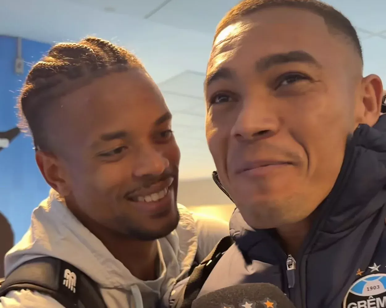 Caio Paulista interrompe entrevista e abraça Carlos Vinícius após vitória do Grêmio Carlos Vinícius no Grêmio