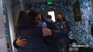 Psicóloga do Grêmio repercute abraço dado por Pavón: "Tem gratidão com o trabalho" Pavón e Grêmio