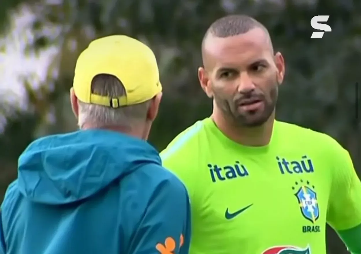 Com substituto definido no Grêmio, Weverton tem conversa olho no olho com Ancelotti Weverton pelo Brasil