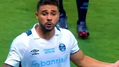 Antigo titular, João Pedro vive cenário incerto no Grêmio mesmo com lesão de Pavón João Pedro pelo Grêmio
