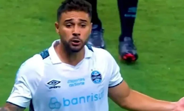 Antigo titular, João Pedro vive cenário incerto no Grêmio mesmo com lesão de Pavón João Pedro pelo Grêmio