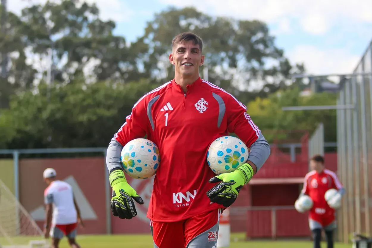 Rochet, goleiro do Inter, no CT Parque Gigante