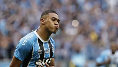 Carlos Vinícius relembra pênaltis perdidos e responde se vai renovar com o Grêmio Grêmio conta com gols de Carlos