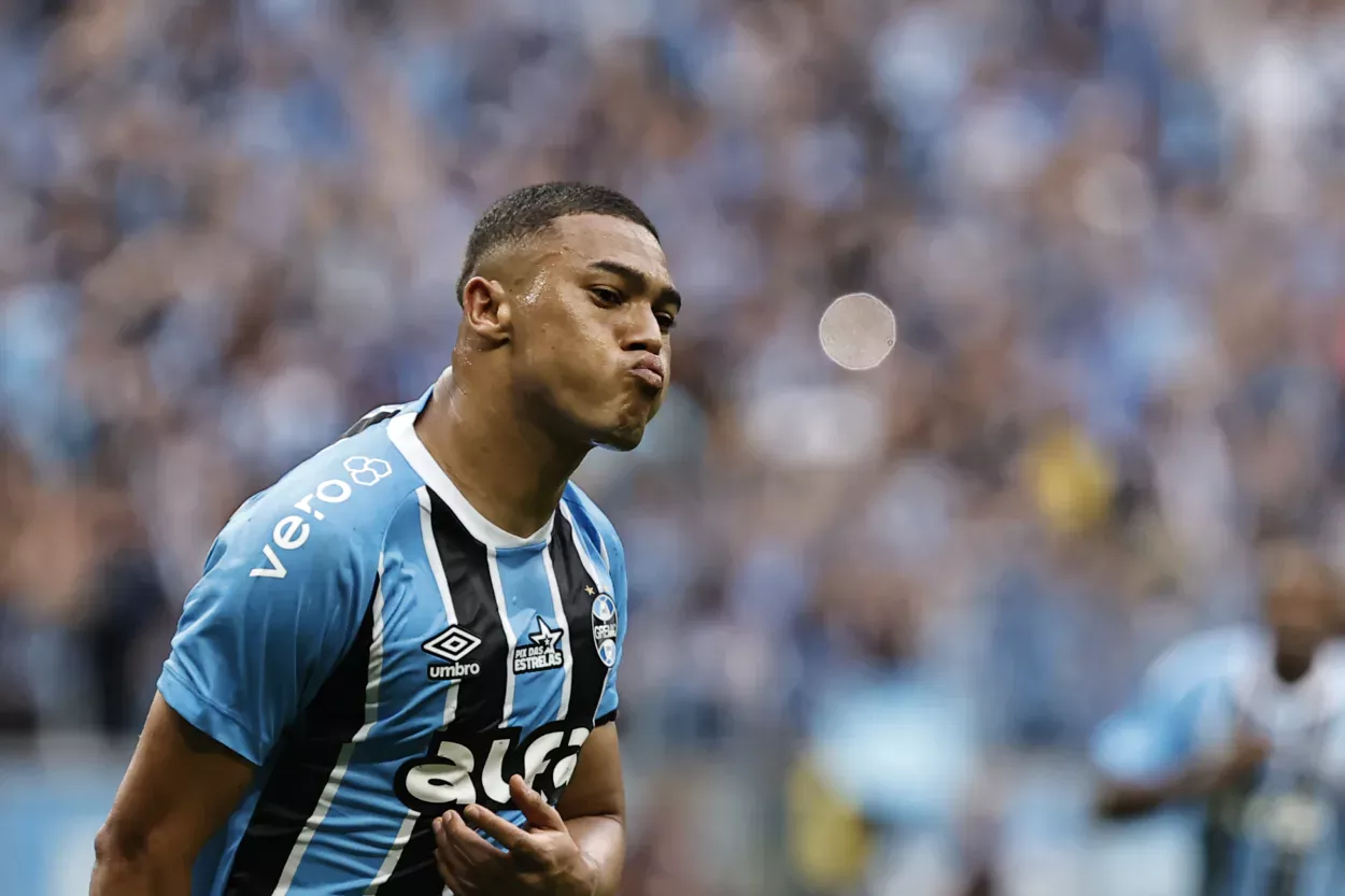 Carlos Vinícius relembra pênaltis perdidos e responde se vai renovar com o Grêmio Grêmio conta com gols de Carlos