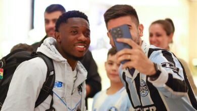Amuzu, Grêmio RS - FUTEBOL/ CHEGADA GREMIO - ESPORTES - Delegação do Gremio desembarca em Buenos Aires, onde enfrenta a equipe do Riestra, em partida valida pelo Copa Sul-americana 2026. FOTO: LUCAS UEBEL/GREMIO FBPA