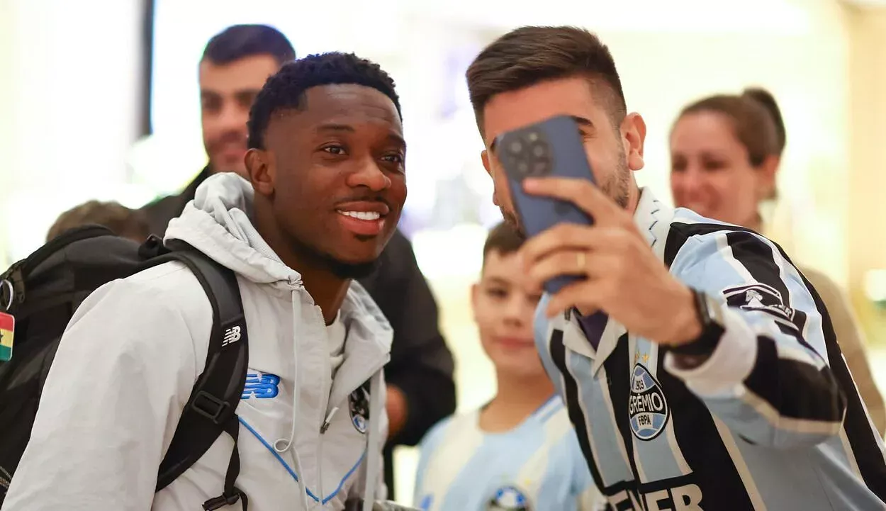 Amuzu, Grêmio RS - FUTEBOL/ CHEGADA GREMIO - ESPORTES - Delegação do Gremio desembarca em Buenos Aires, onde enfrenta a equipe do Riestra, em partida valida pelo Copa Sul-americana 2026. FOTO: LUCAS UEBEL/GREMIO FBPA