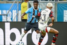 RS - FUTEBOL/CAMPEONATO BRASILEIRO 2025/GREMIO x FLAMENGO - ESPORTES - Lance da partida entre Gremio e Flamengo disputada na noite deste domingo, na Arena do Gremio, em partida valida pela Campeonato Brasileiro 2025. FOTO: LUCAS UEBEL/GREMIO FBPA