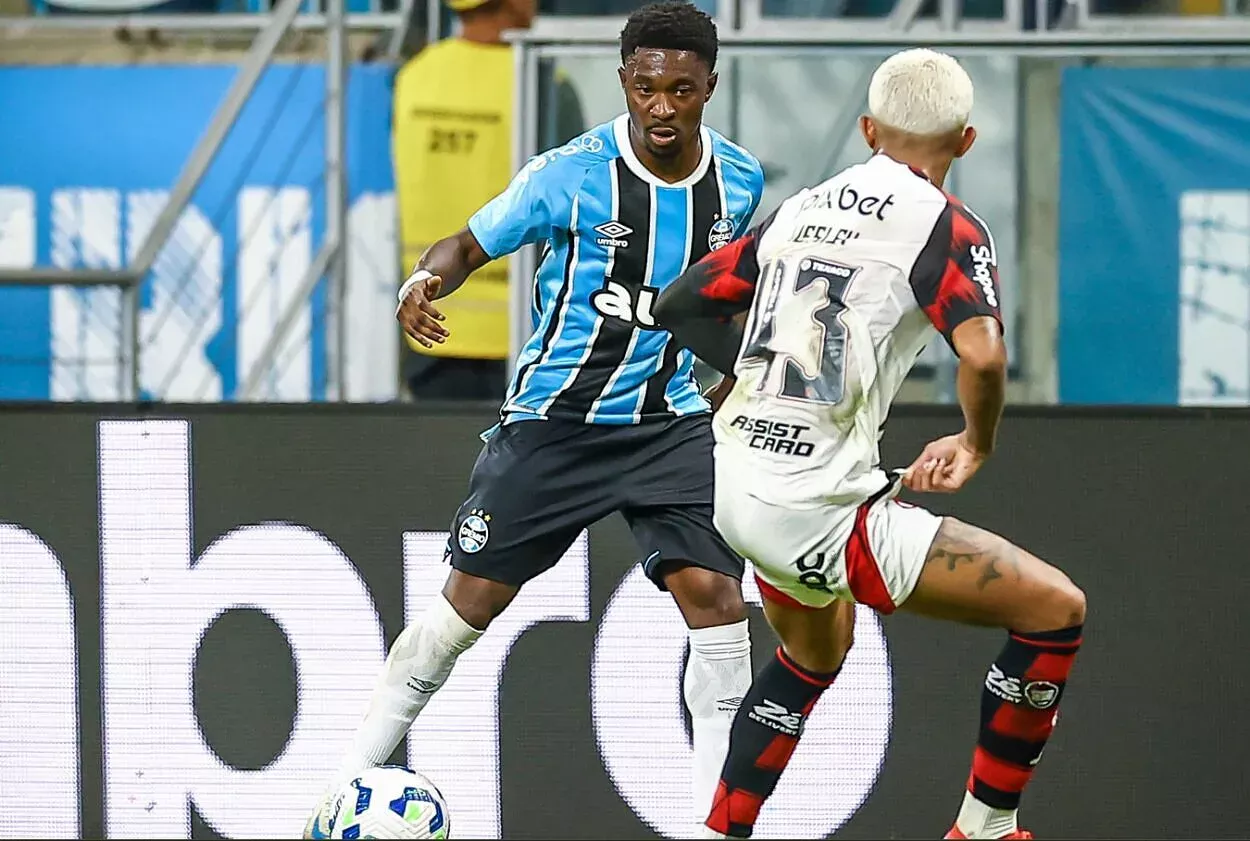 RS - FUTEBOL/CAMPEONATO BRASILEIRO 2025/GREMIO x FLAMENGO - ESPORTES - Lance da partida entre Gremio e Flamengo disputada na noite deste domingo, na Arena do Gremio, em partida valida pela Campeonato Brasileiro 2025. FOTO: LUCAS UEBEL/GREMIO FBPA