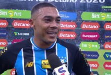 Carlos Vinícius, jogador do Grêmio concede entrevista após jogo na Arena
