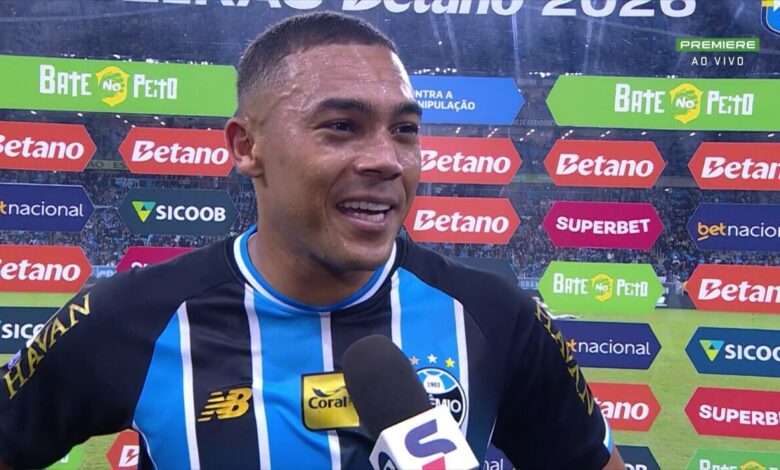 Carlos Vinícius, jogador do Grêmio concede entrevista após jogo na Arena