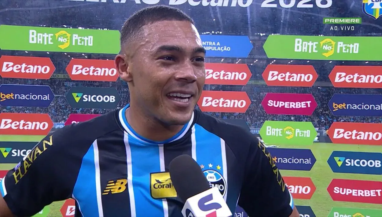 Carlos Vinícius, jogador do Grêmio concede entrevista após jogo na Arena