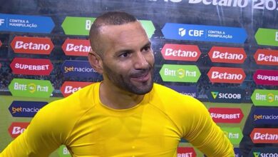 Weverton se emociona com torcida do Grêmio e mira chance na Seleção Weverton, goleiro do Grêmio