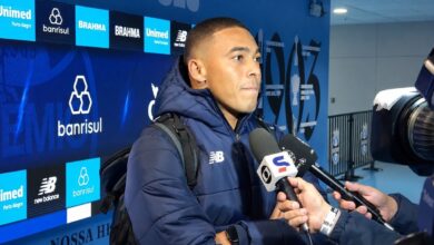 Carlos Vinícius brinca com Gabigol e abre o coração sobre sonho no Grêmio Carlos Vinícius, Grêmio