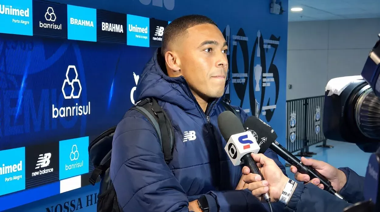 Carlos Vinícius brinca com Gabigol e abre o coração sobre sonho no Grêmio Carlos Vinícius, Grêmio
