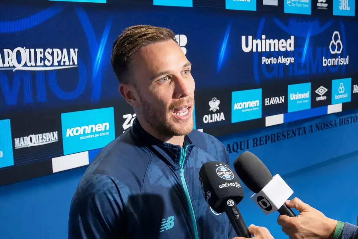 Arthur volta, ganha elogio de Luís Castro e expõe futuro no Grêmio Arthur, Grêmio